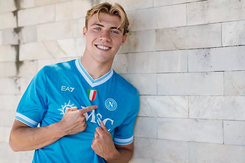 هويلوند يغيب عن مباراة نابولي وأيندهوفن وعودة مكتوميناي